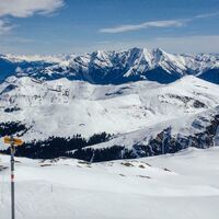 Sicht ins Skigebiet Obersaxen und zur Signinagruppe
