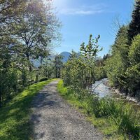 Goßarweag entlang Bach