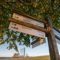 Wanderschild an der Skulptur "Blinker II bei Schmallenberg-Almert