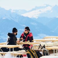 Verdiente Stärkung auf der Sonnenterrasse der Segneshütte.