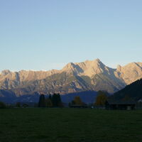 links hinten der Große Hundstod, wuchtig in der Bildmitte Persailhorn, Mitterhorn und Breithorn, markant der schöne Sommerstein mit Schönegg und rechts die Schönfeldspitze