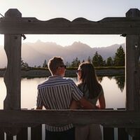 Sonnenuntergang am Kaltwassersee_Paar steht vor Bilderrahmen und schaut sich an.jpg