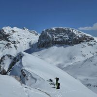 Die Gipfel und der Gipfel des Triglavs, der über den Kanjavec-Grat blickt