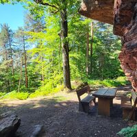 Sitzgruppe unterhalb des Bauwalder Felsens