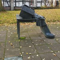 August-Stukenbrok-Denkmal_Blick in Richtung Brunnen und Villa