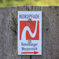 Markierungszeichen des NORDPFADES Rotenburger Wasserreich