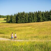 Zwei Wanderer auf der Hochfläche am Eisberg