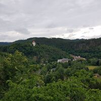 Blick von der Schutzhütte Reißertsruh auf die Kemenate Ziegenrück  und dem Hotel am Schlossberg