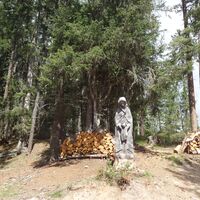 Holzschnitzerei am Waldweg