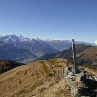 Drei Kreuzn mit den Hohen Tauern dahinter