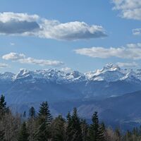 Blick zurück auf die Bohinj-Berge – Zelnarica ist die Pyramide unter der Wolke auf der linken Seite.