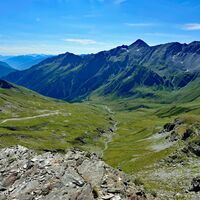 Ganz unten im Tal sieht man die Jamnigalm