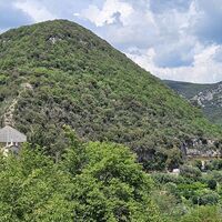 Links vom Rocca di Perti: Chiesa in Perti Alto