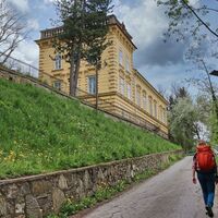 Wir wandern beim Schloss Mell vorbei
