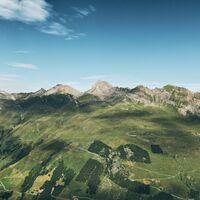 Breitengrad mit (v.l.n.r.): Schwarzhorn, Faltschonhorn, Patnaulpass, Piz Aul, Satteltichopf, Piz Serenastga, Branderspitzli