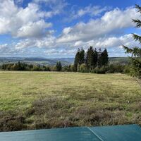 Tolle Fernsicht mit Bergpanorama am Uplandsteig