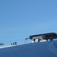 Bergstation der Rohnenbahn im Winter