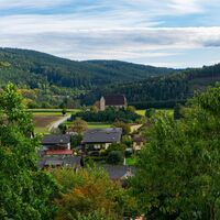Blick zur alten St. Anna Kirche im Feld