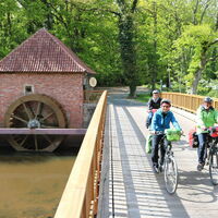 Radfahrer auf der Brücke bei der Wassermühle Eitzmühlen