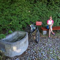Pause am Täuferbrunnen in Hörbach