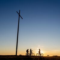 Biker zum Sonnenuntergang am Herzogenhorn