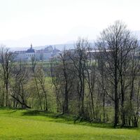 Mutterhaus der Franziskanerinnen mit der Silhouette des Traunsteins im Hintergrund