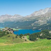 Oberhalb Grevasalvas schweift der Blick über den Silsersee bis nach Muottas Muragl