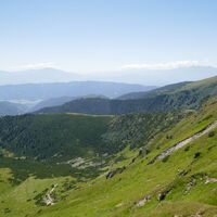 Blick auf den langen Gaaler Höhenzug und die dahinter liegenden Lavanttaler Alpen