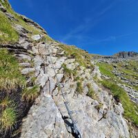 Eine kurze, seilversicherte Passage liegt vor uns.