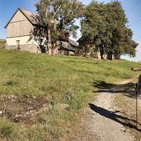 Der Weg führt beim Gehöft vlg. Reisacher vorbei