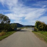 Vom Parkplatz geht es geradewegs bis zur Brücke über die B78