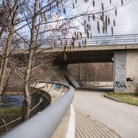 Unter der Brücke hindurch ...