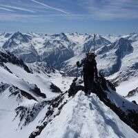 Aufstieg über den Südostgrat. Klettertechnische Schwierigkeiten sind kaum ein Thema.