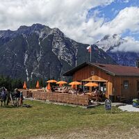 Katzenkopfhuette mit Bikern und Blick auf die Gehrenspitze und das Wettersteingebirge im Sommer.jpg