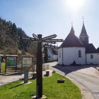 Wandertafel und Kirche in Arpe