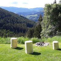 Lagerfeuerplatz neben der Hütte