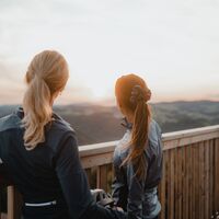 Radfahrerinnen Aussichtsturm Burgstall Kirchberg ob der Donau