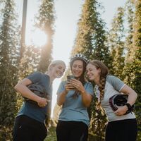 Radfahrerin im Hopfenfeld