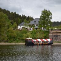 Wikingerboot vor Anlegestelle