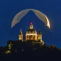 Basilika von Superga, Monviso und der Mond. Perfekte Komposition, ausgezeichnet von der Nasa und der Michigan Technological University für den Apod (Astronomy picture of the day) am 25. Dezember 2023