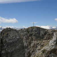 Der Gipfel des Weißeck mit teils schneebedeckter Hochalmspitze und Ankogel