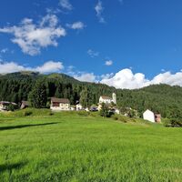 Das Dorf Frassenetto von der Forststraße aus gesehen, mit der antiken Pieve di Soprapponti, die dem Heiligen Johannes dem Täufer geweiht ist, im Zentrum