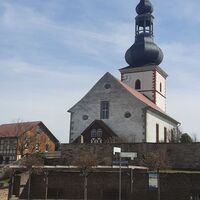Der Wirtshausplatz mit der Kirche