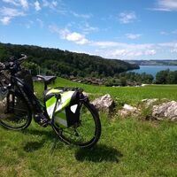 Fahrradpause in Gebertsham mit Blick über den Mattsee