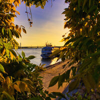 Fahrgastschiff im Sonnenuntergang