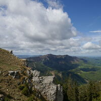 rechts vom Kreuz die Hinteralm und der Muckenkogel