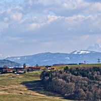 Links der Aussichtsblick Feichten, rechts hinten Kolomansberg und Schafberg