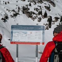 Wintersportler erhalten auf dem Tourenlehrpfad Rofan wichtige Informationen rund um das Thema Lawinen - Station 4.