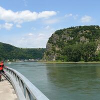 Rheinradweg gegenüber der Loreley