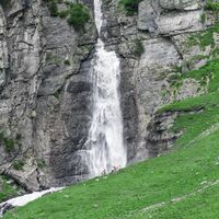 Wer mag, kann zu Fuss zu den Wasserfällen am Lag da Pigniu hochsteigen